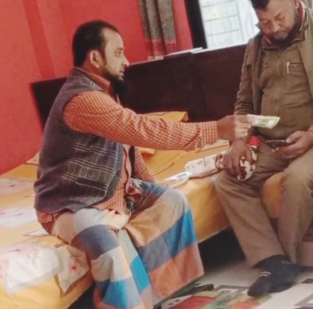 ফরিদগঞ্জে বন বিভাগের লোক মো. মাসুদুর রহমান ঘুষ নেওয়ার দৃশ্য।